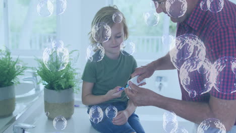 video de células virales sobre un niño caucásico cepillándose los dientes
