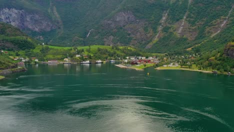 Aurlandsfjord-Stadt-Flam-Im-Morgengrauen.