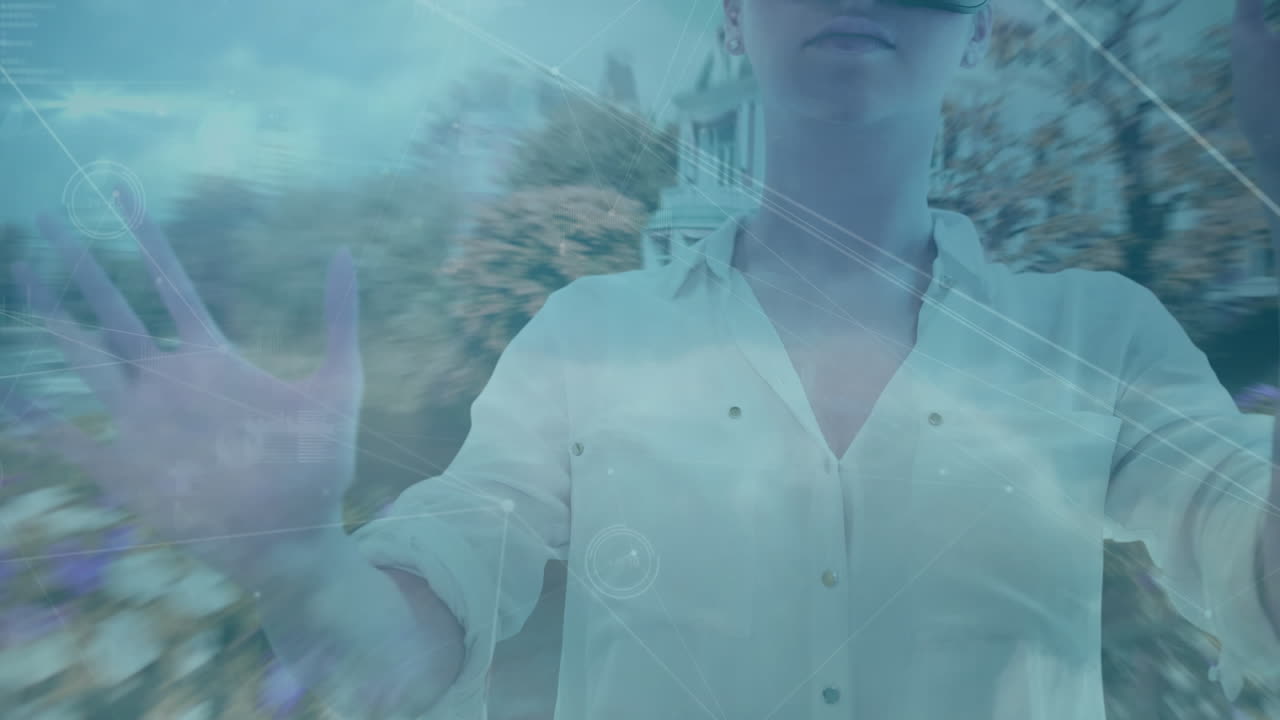 red de conexiones y procesamiento de datos contra la mujer con auriculares vr