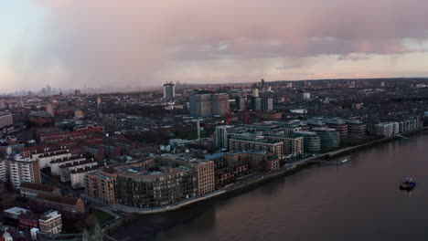 disparo de un dron sobre el puente hammersmith hacia el hospital charring cross london sunset