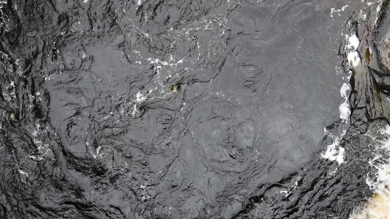 agua que fluye en un entorno natural