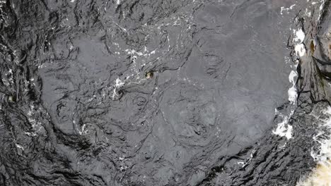вода, протекающая в естественной обстановке