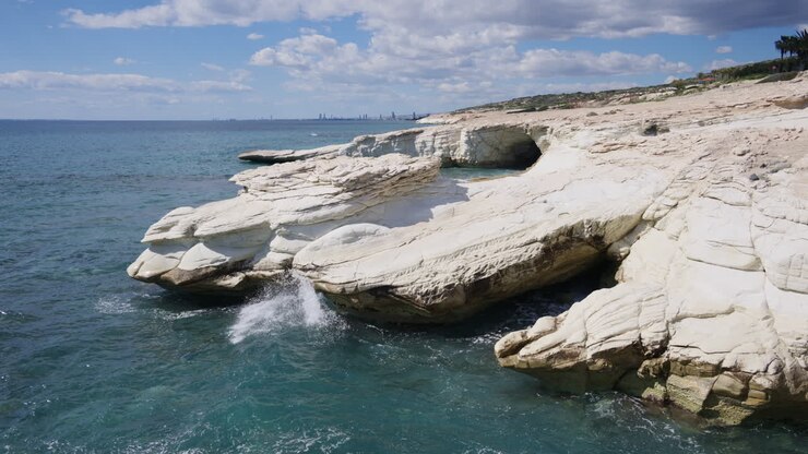 Uniche formazioni rocciose bianche lungo la costa mediterranea di Cipro. L'acqua blu cristallina contrasta con le lisce scogliere calcaree