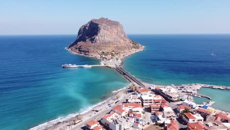 Vista-Aérea-De-La-Antigua-Ciudad-Del-Castillo-De-La-Isla-De-Monemvasia,-Laconia,-Peloponeso,-Grecia