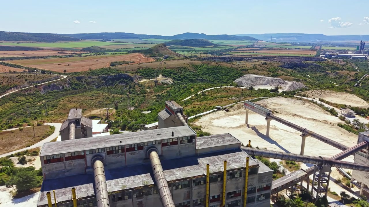 Paesaggio di cava che mostra il sito di lavoro e l'area circostante sotto un cielo sereno durante il giorno