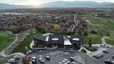 Campo-De-Golf-Edificio-De-La-Casa-Club-Con-Un-Hermoso-Fondo-De-Puesta-De-Sol-En-Utah---Aéreo