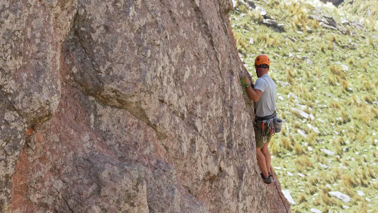 un hombre de mediana edad escalando en una pared