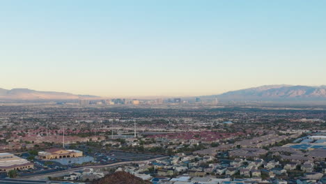 Vista-Aérea-De-Los-Suburbios-De-Henderson-Nevada-Con-Las-Vegas-Strip-Al-Fondo