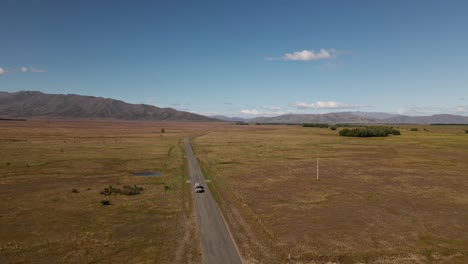 Camiones-Con-Remolques-En-La-Carretera-Vacía-Del-Desierto