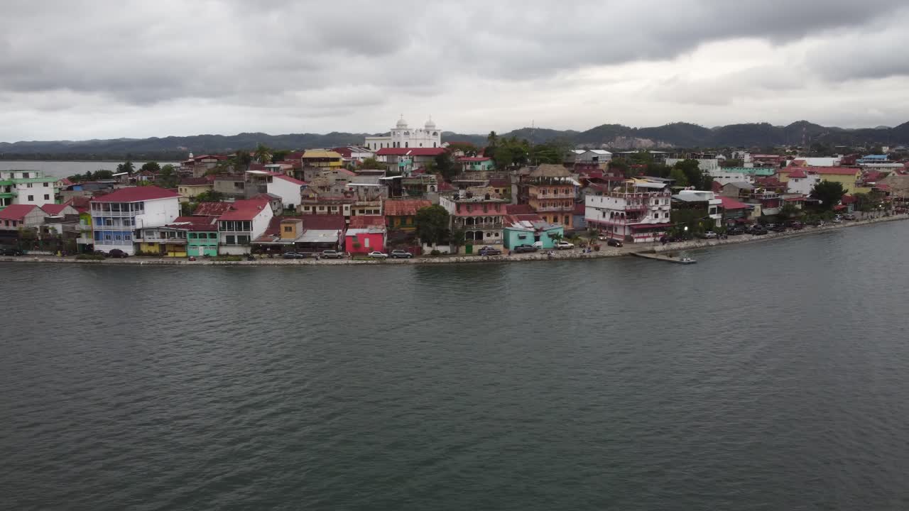 Dolly udara: Jalan tepi air yang rendah, bangunan di Flores, Guatemala