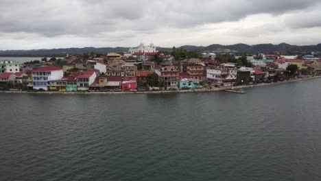 carretilla aérea: calle baja frente al mar, edificios en flores, guatemala
