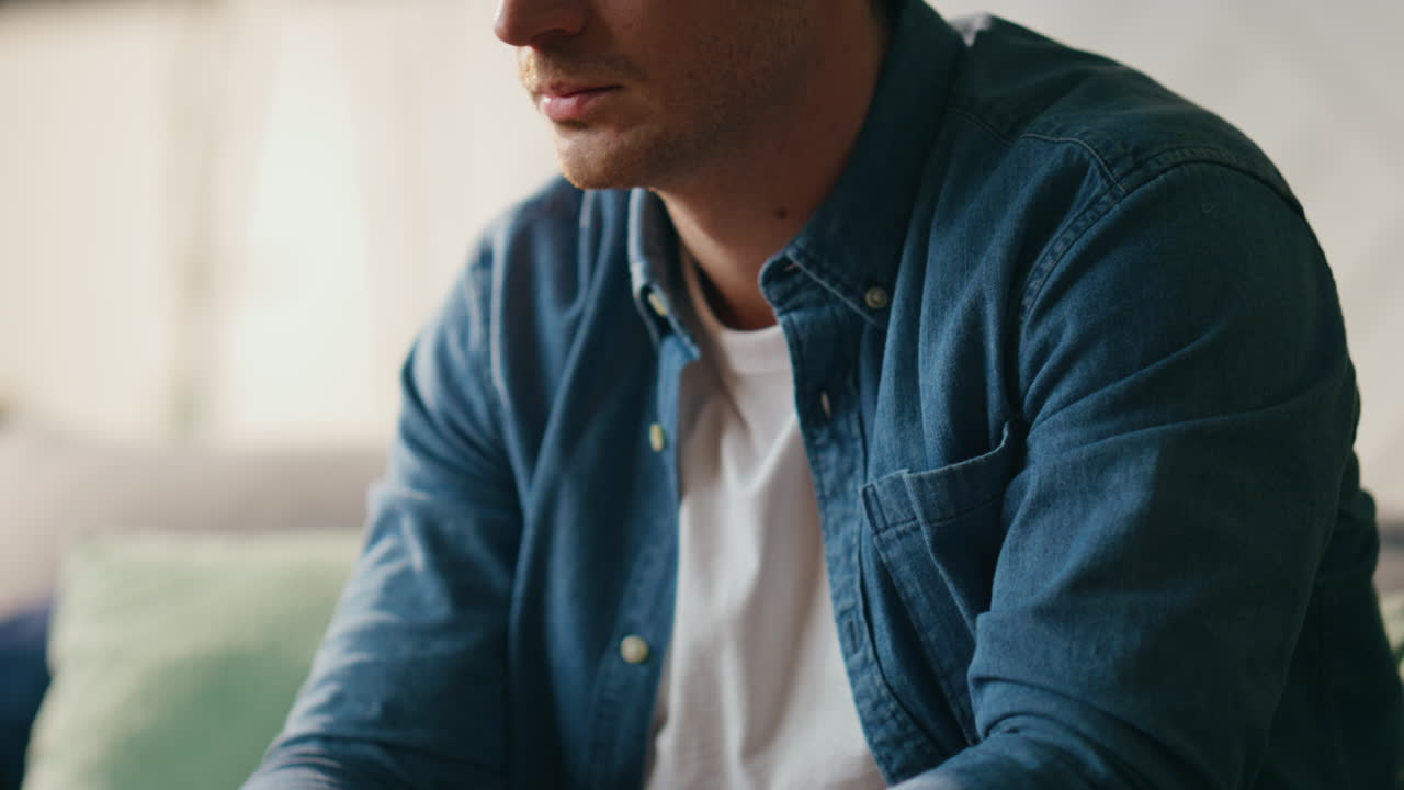 클로즈업 프리랜서가 노트북 키보드를 입력하고 집에 앉아서 원격 작업에 바다.