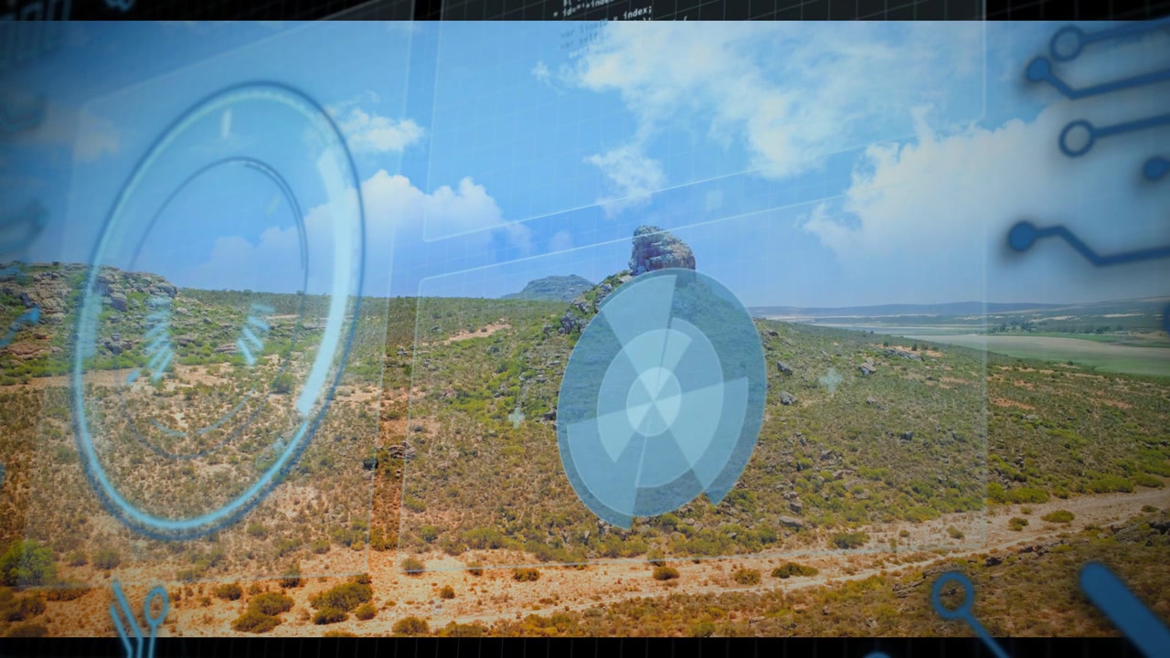 Elementi HUD blu che appaiono gradualmente, disco radiale che ruota e pulsa, pannelli che scorrono, inquadrando una collina rocciosa