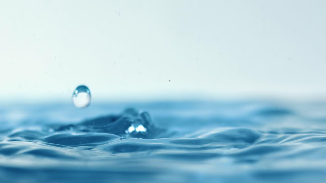 ⁇ 방울이 아주 느린 속도로 떨어지고 있습니다.