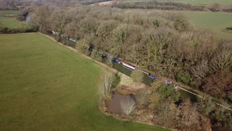 Schmale-Boote-Auf-Grand-Union-Canal-Luftbild-Warwickshire-Landschaft