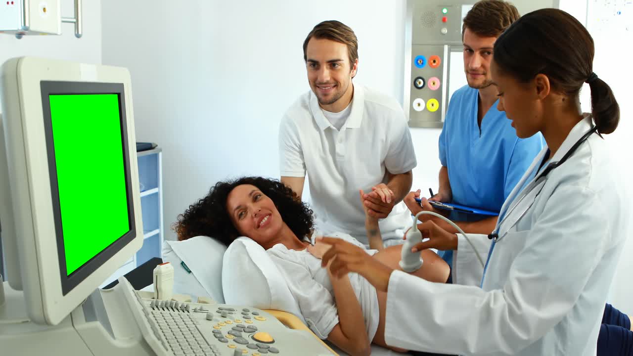 médico haciendo una ecografía a una mujer embarazada