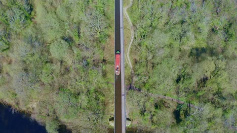 Ein-Schmales-Boot,-Das-Auf-Der-Berühmten-Llangollen-Kanalroute-Flussaufwärts-In-Richtung-Pontcysyllte-Aquädukt-Fährt,-Das-Berühmt-Von-Thomas-Telford-Entworfen-Wurde-Und-In-Der-Wunderschönen-Walisischen-Landschaft-Liegt