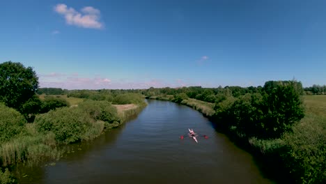 Imágenes-Aéreas-De-Drones-De-Un-Barco-A-Lo-Largo-Del-Río-Waveney,-Norfolk