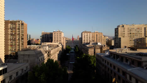 Paseo-Bulnes-front-of-presidential-palace-with-Chilean-Flag,-Santiago-de-Chile