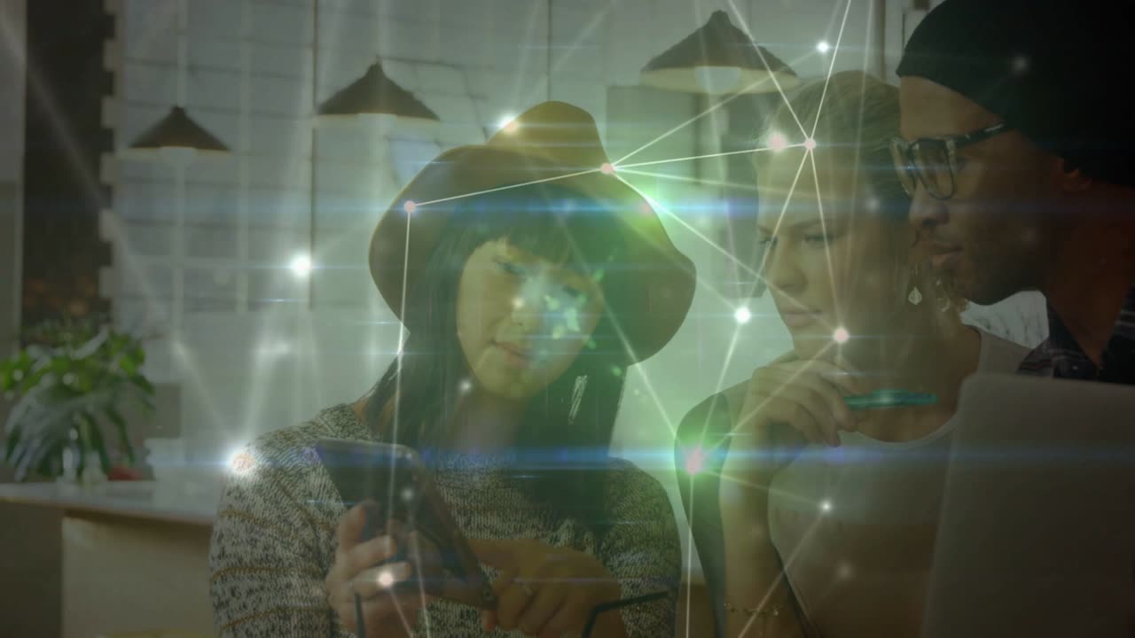 Donna con cappello che tocca il telefono e mostra la tecnologia, team che collabora, rete che si diffonde sui volti.