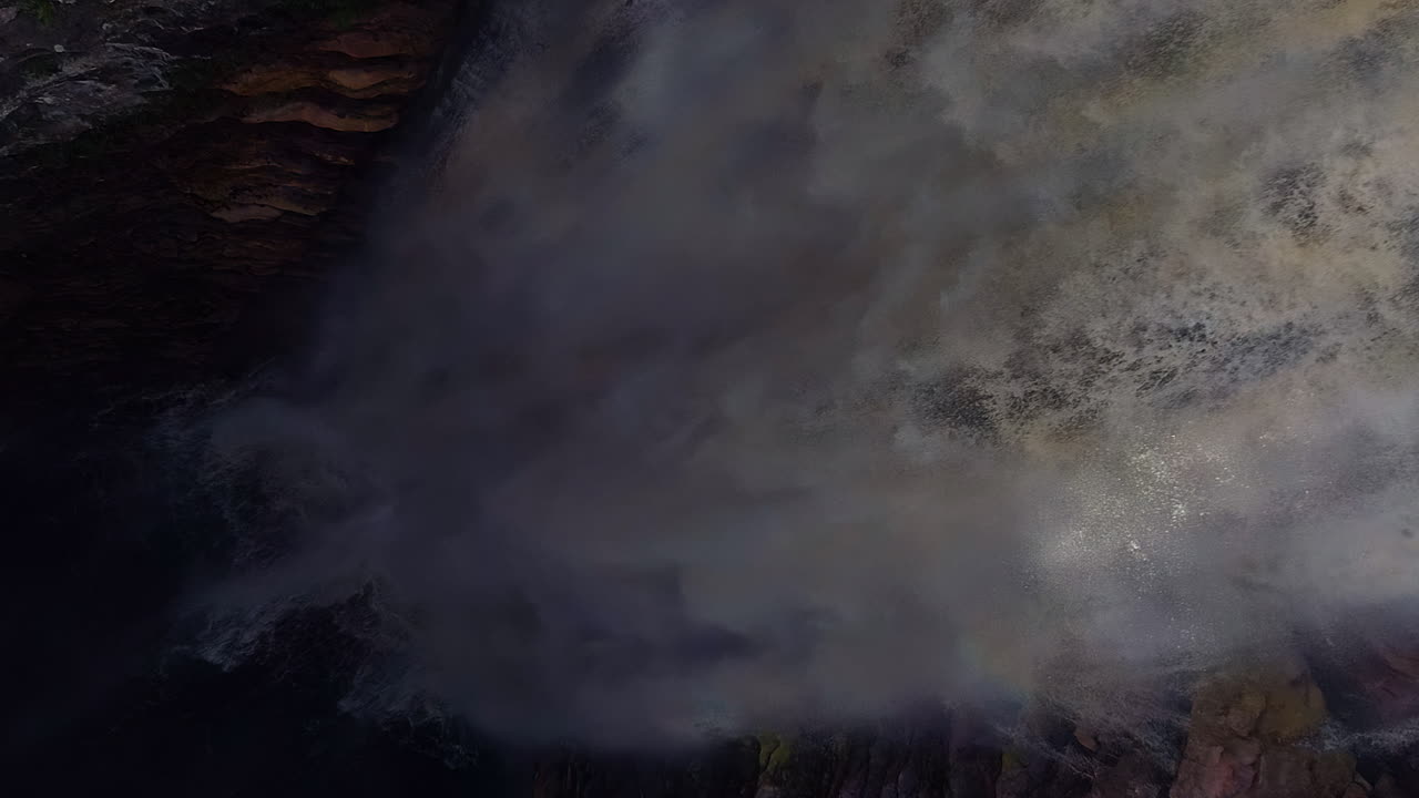 vista aérea de una cascada y un río en medio de una gran vegetación, chapada diamantina, bahía, brasil