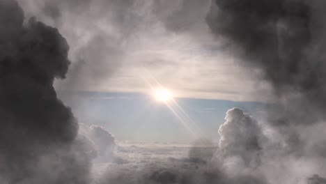 Vuelo-En-Bucle-A-Través-De-Las-Nubes-Y-La-Luz-Del-Sol