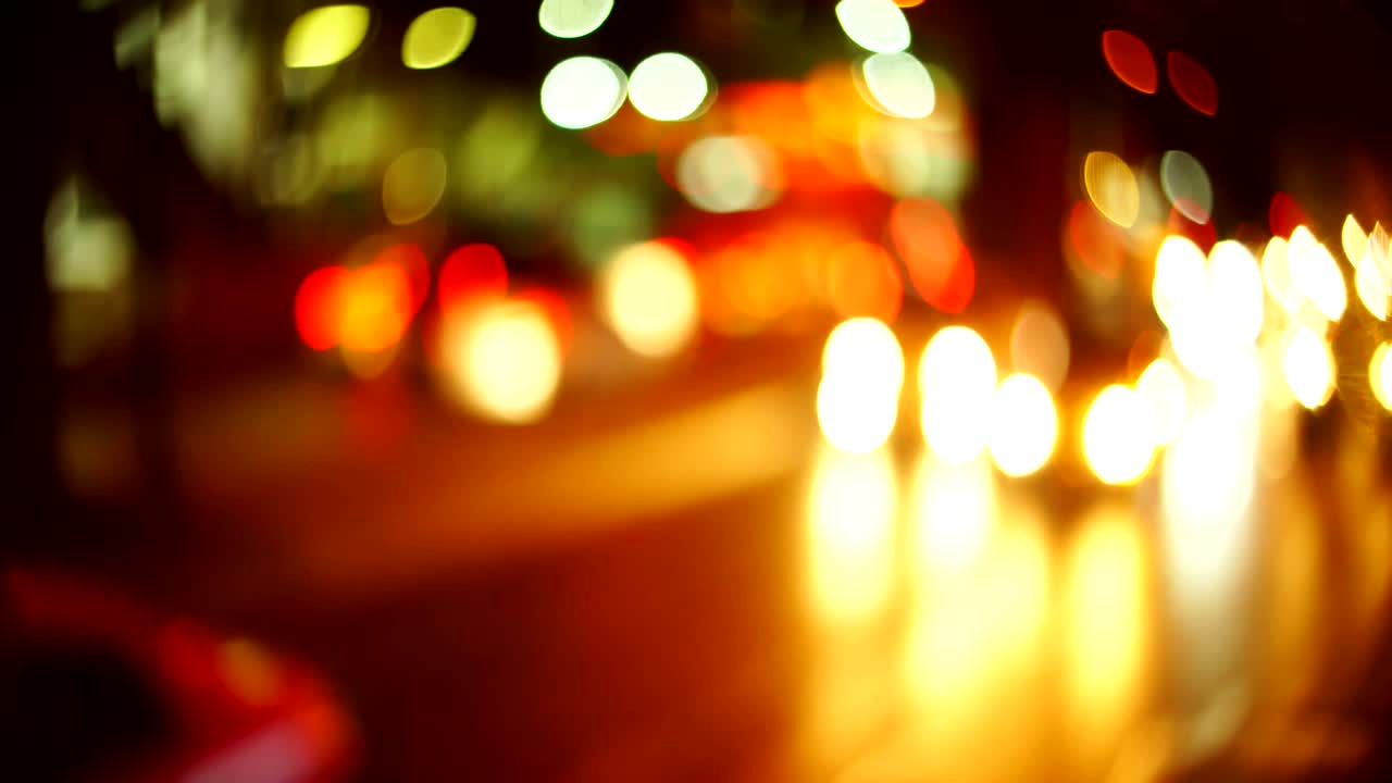 imagen de fondo desfocalizando el coche de luz por la noche. 4k