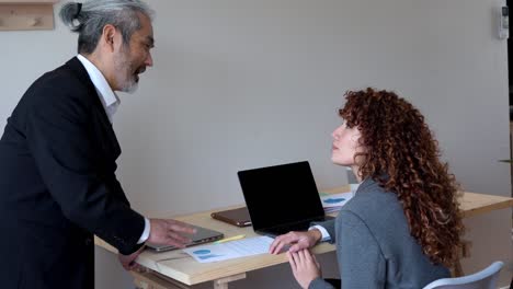 gente de negocios trabajando juntos en una oficina moderna