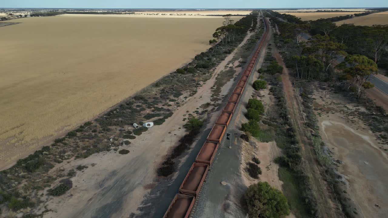 largo tren que transporta mineral de hierro a través del desierto en esperance, australia occidental, dinámica aérea