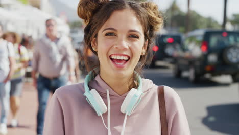 mujer, auriculares y retrato de sonrisa en la ciudad