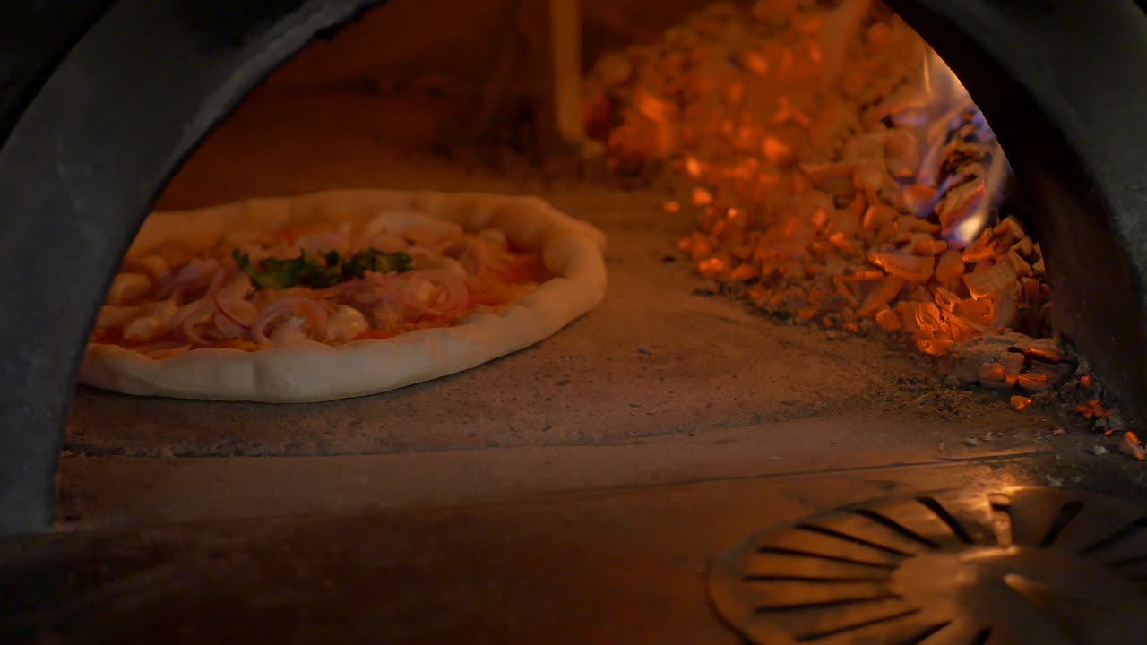 hornear pizza en horno de leña parte 2 de 3 hd