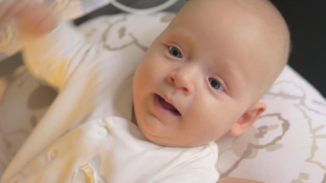 un primer plano de una niña acostada