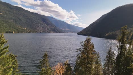 Tranquilidad-Estacional:-Lago-Dunn-Rodeado-De-Follaje-Otoñal-Y-Picos-Majestuosos