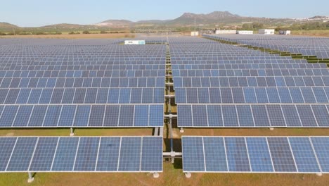 antena aérea hacia adelante sobre las células fotovoltaicas en un gran parque solar, lado delantero