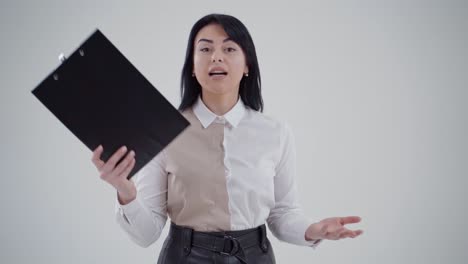 studio portrait of angry businesswoman. portrait of businesswoman on grey background
