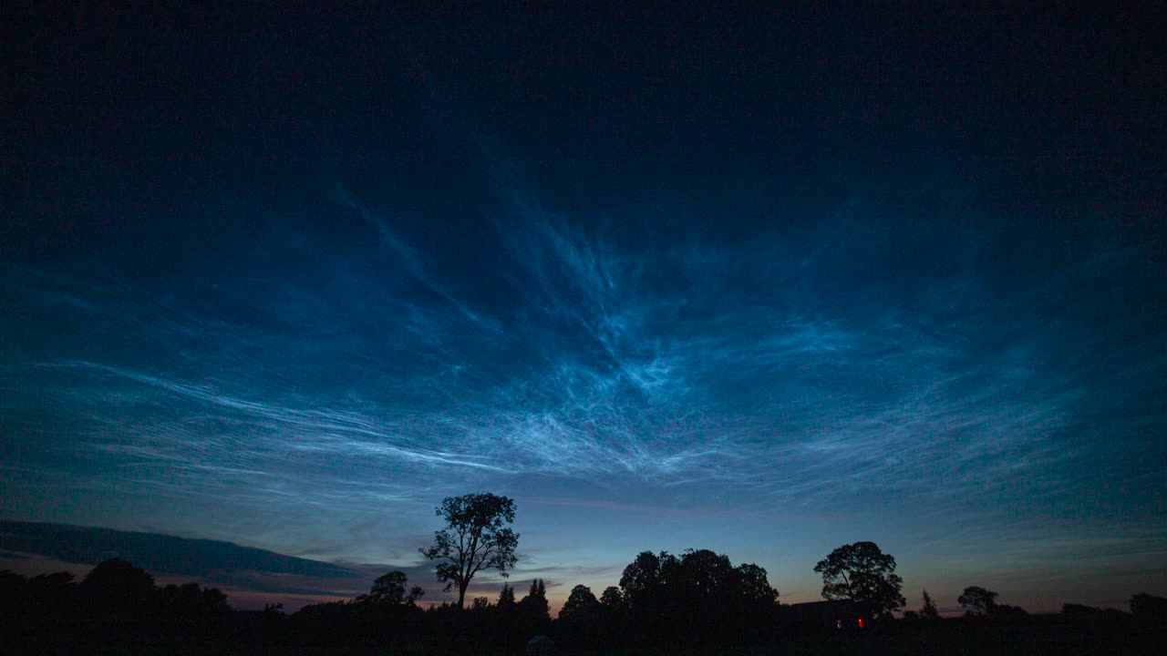 Noctilucent cloud timelapse with wide angle lens
