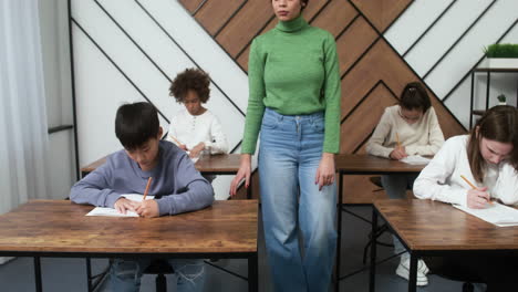 학교에 다니는 학생들