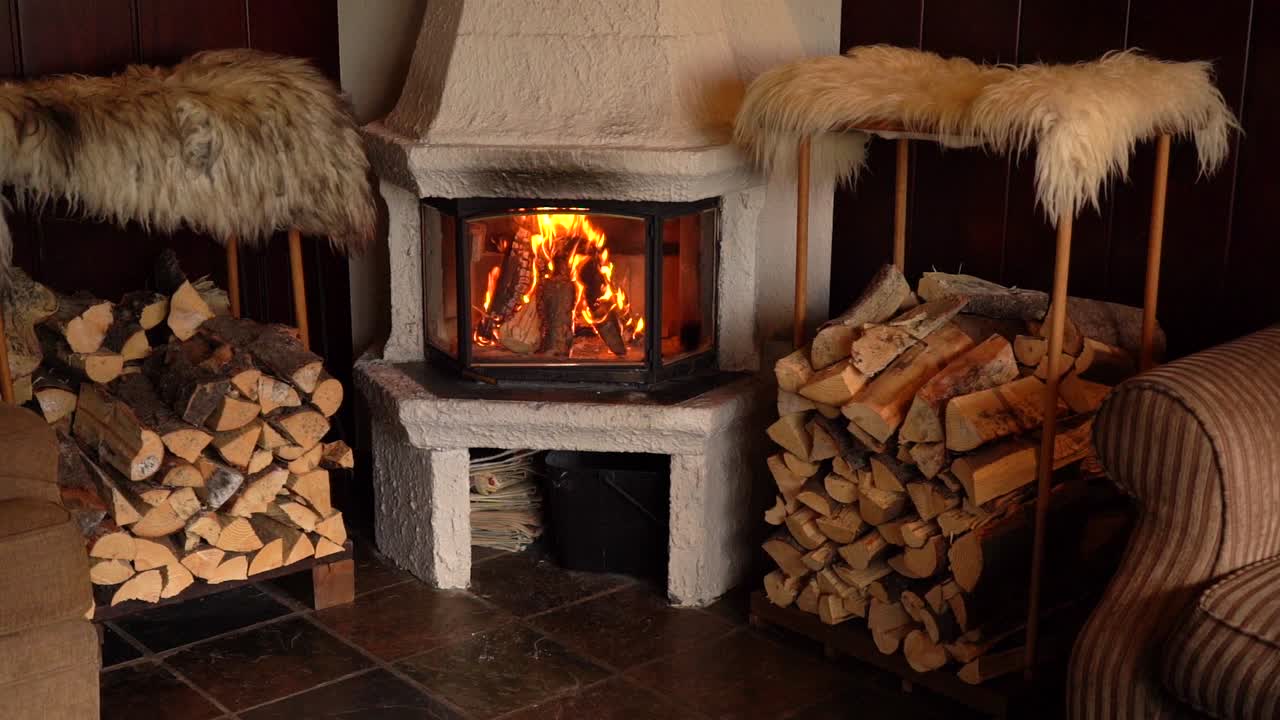 테이블, 조명, 뷔페 등 작은 레스토랑의 다양한 샷, 모두 소니 a7iii 및 로닌 s로 촬영