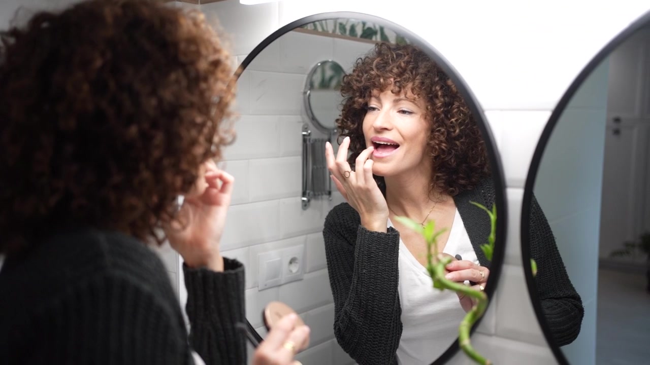 Una donna si trucca in un bagno splendidamente elegante e accuratamente progettato