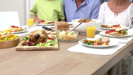 Familie-Beim-Gemeinsamen-Mittagessen