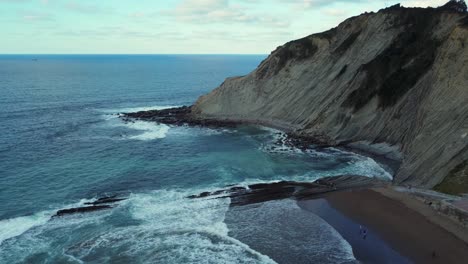 Roca-Geológica-Costera-Característica:-Formaciones-De-Flysch,-Acantilados-De-Playa-De-Arena