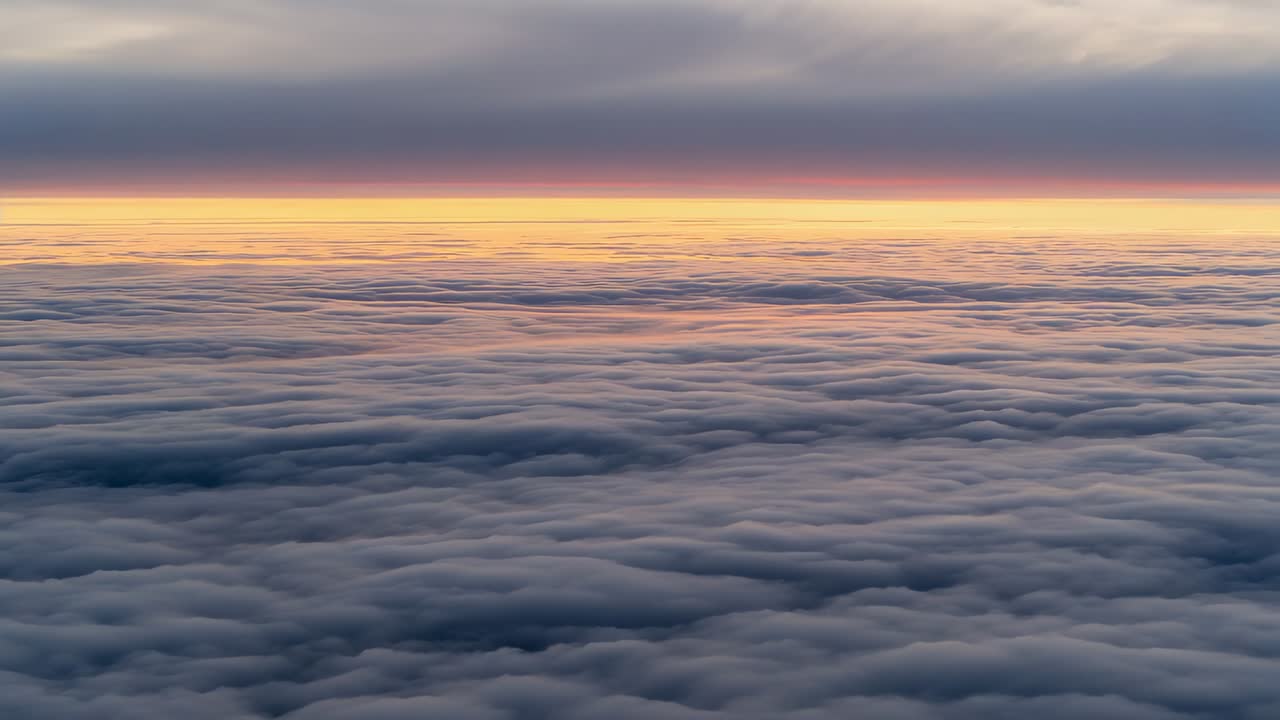 La luce dorata che emerge rivela uno strato di nubi stratocumuli che si sposta all'orizzonte con un movimento leggero