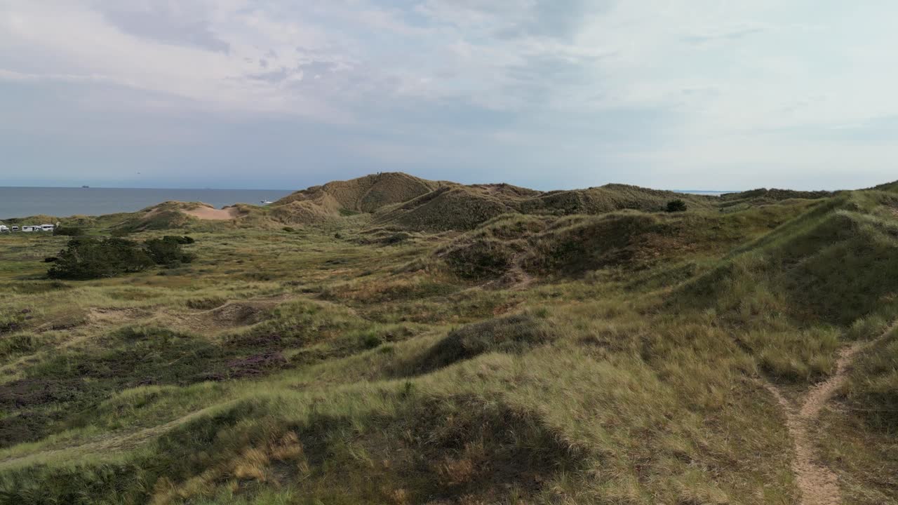 аэрофотосъемка песчаных дюн и травы стокмилен, скаген, дания