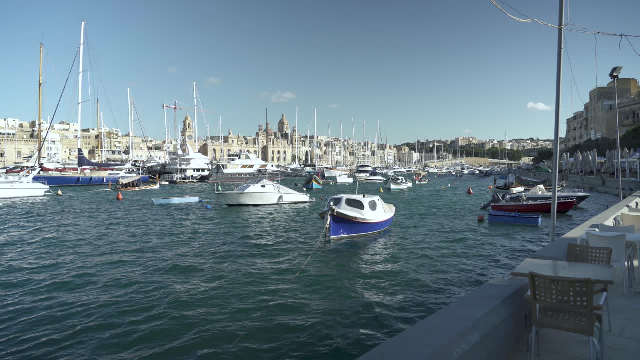 Segelbåtar och yachter flytande i Vittoriosa Yacht Marina nära Senglea på Malta