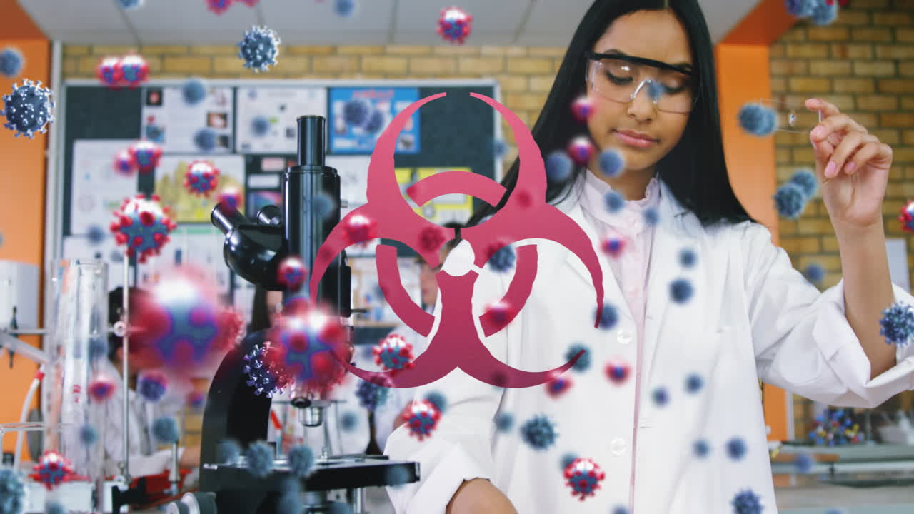 símbolo de riesgo biológico y células de covid-19 contra una científica que trabaja en un laboratorio