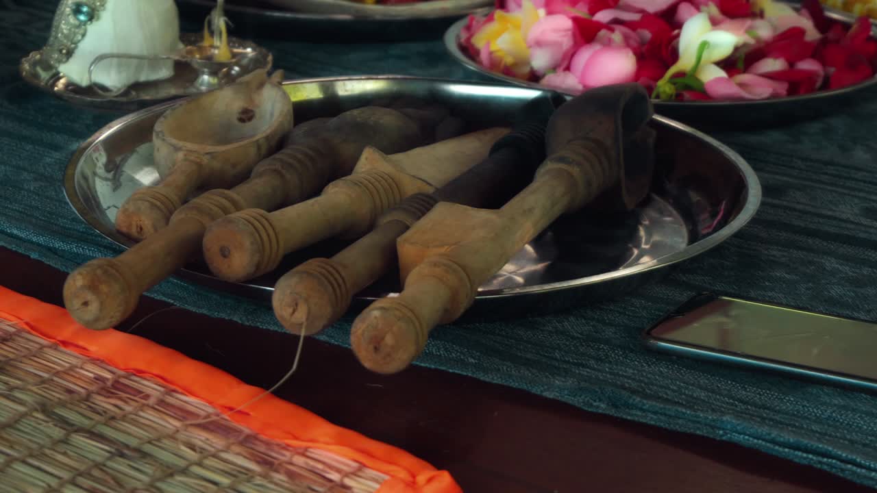 цветы и фрукты для жертвоприношения на церемонии огня ягья индуисты