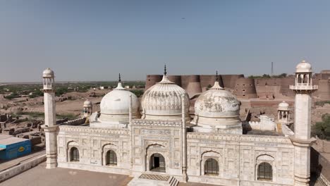 Filmische-Overhead-Aufnahmen-Von-Derawar-Fort,-Aufgenommen-Von-Einer-Drohne