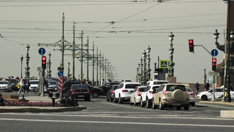 movimiento de personas y automóviles en la encrucijada