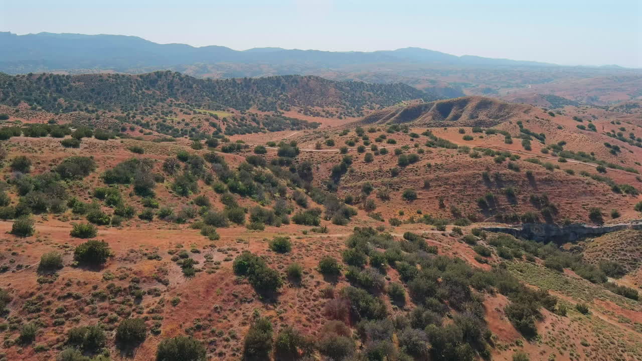 voando sobre uma paisagem inclinada coberta de arbustos selvagens nas colinas da califórnia, estados unidos