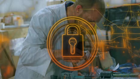 animación del icono del candado de seguridad sobre ingeniero caucásico que trabaja en una placa de circuitos eléctricos